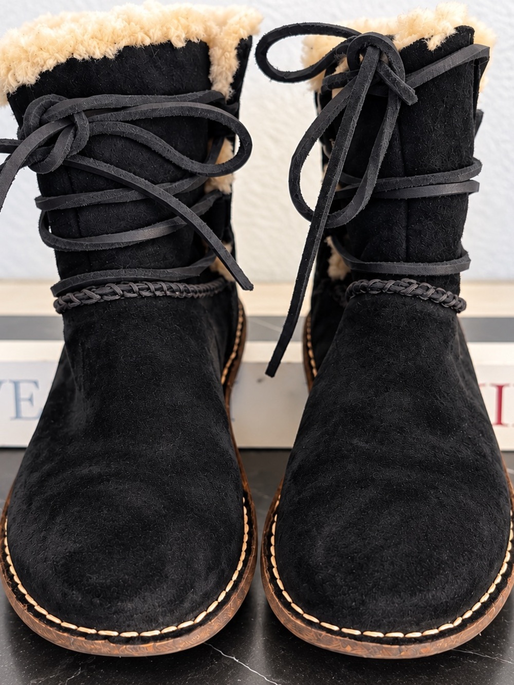 UGG Caspia Black Suede Shearling Lace Up Ankle Boots Women's Size 7